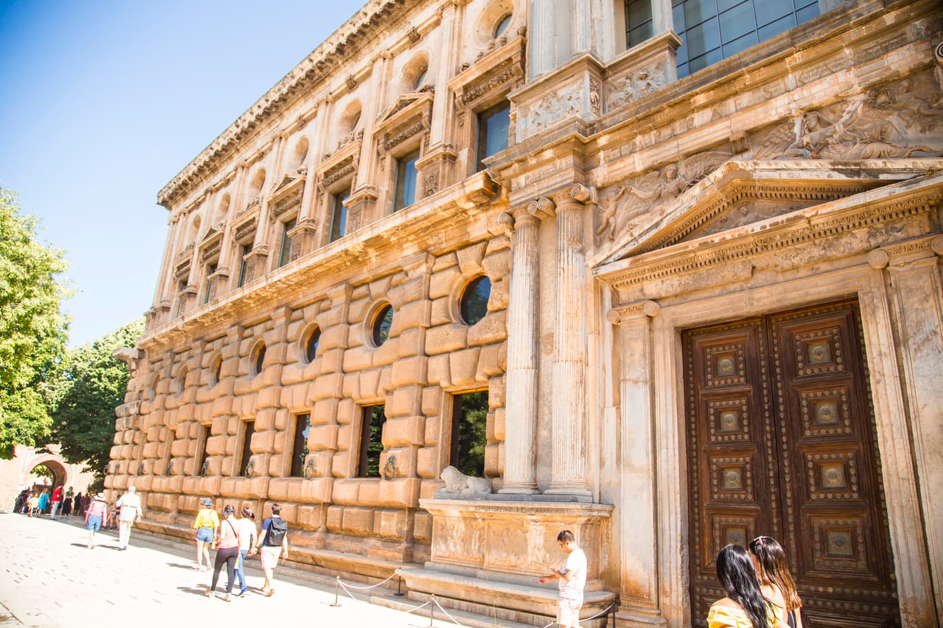 Free walking tour around of Granada